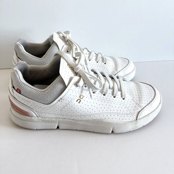 ON Cloud The Roger Centre Sneakers Women Size 8.5 White Leather Lace Up Comfy